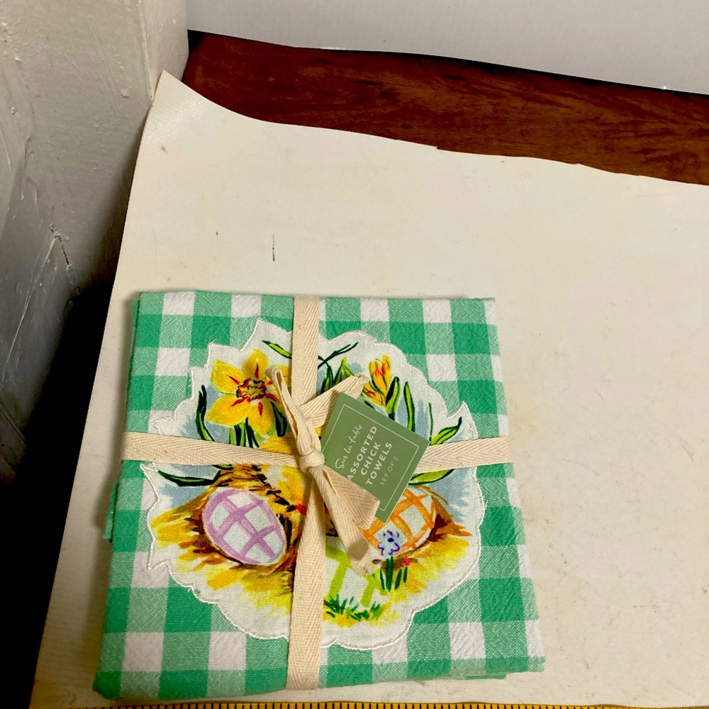 Sur la table 2 Easter towels